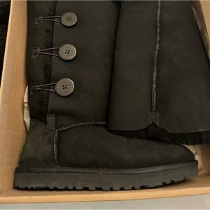 New UGG  W  Bailey button Black